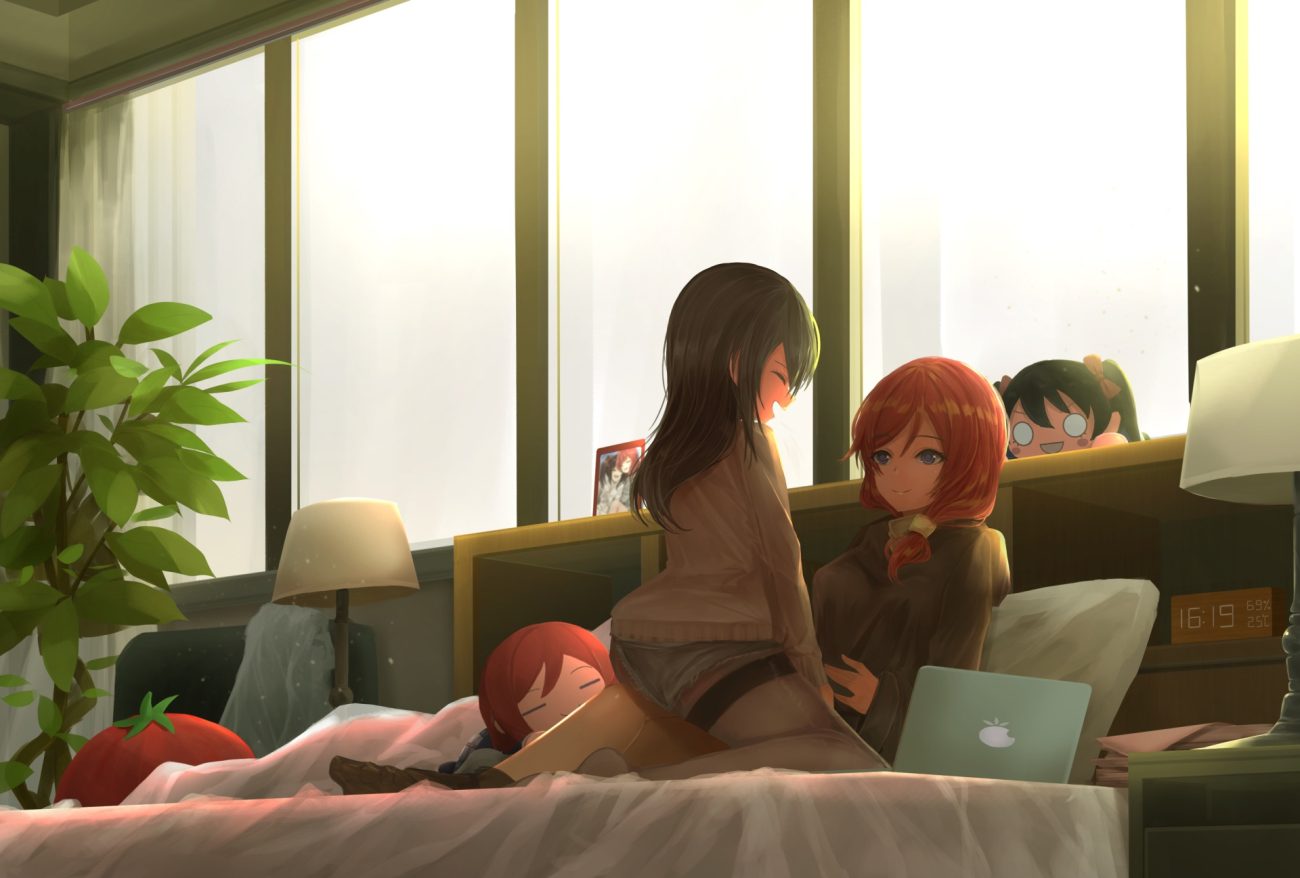 2girls bed black hair blue eyes computer jpeg artifacts long hair love live! school idol project nishikino maki orein red hair short hair shorts shoujo ai yazawa nico